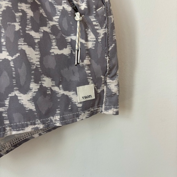Vuori Light Gray Dash Short Size S - Picture 2 of 10